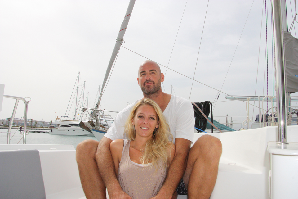 Couple heureux en mer