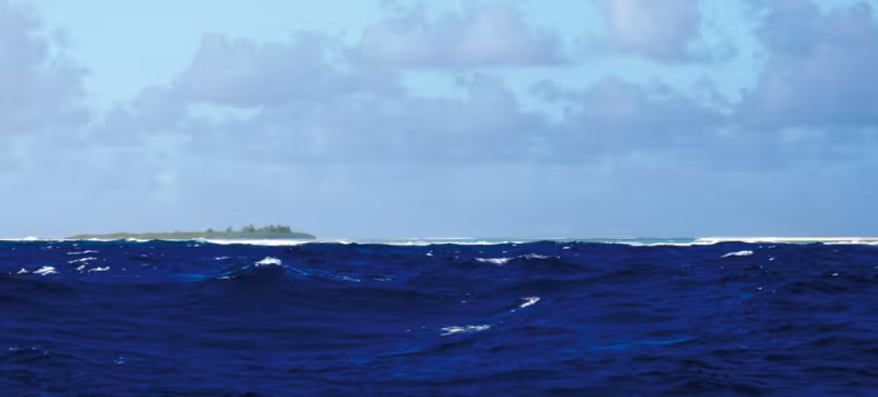 Jangada croise devant la passe au nord de l’atoll de Rose, par mer agitée. Une escale de rêve se profile…