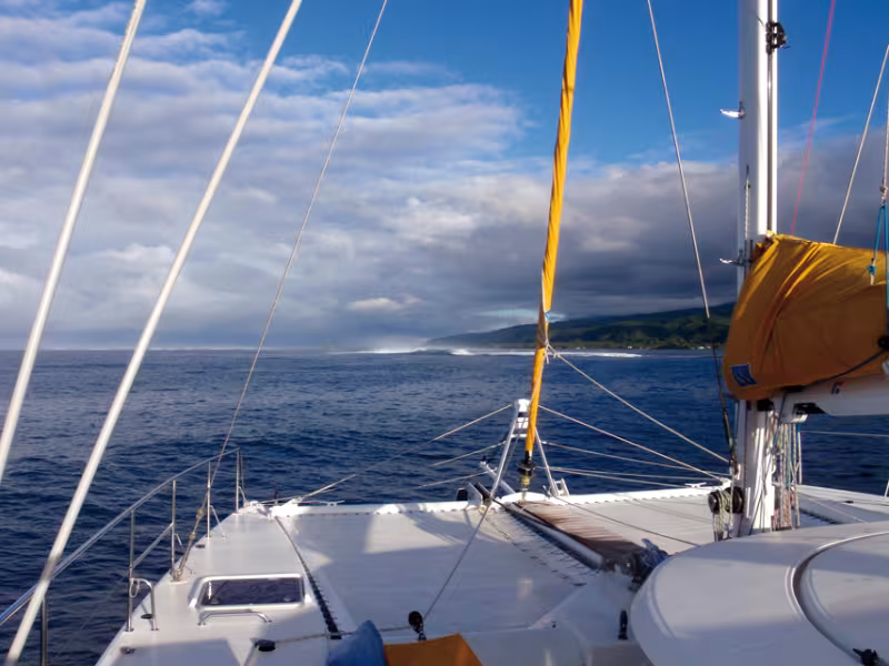 La presqu'île de Tahiti se présente devant les étraves de Jangada. Bienvenue au paradis !