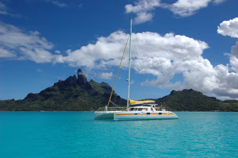 Un an après le départ de La Rochelle, "Jangada" est à l'ancre dans le lagon de Bora-Bora…
