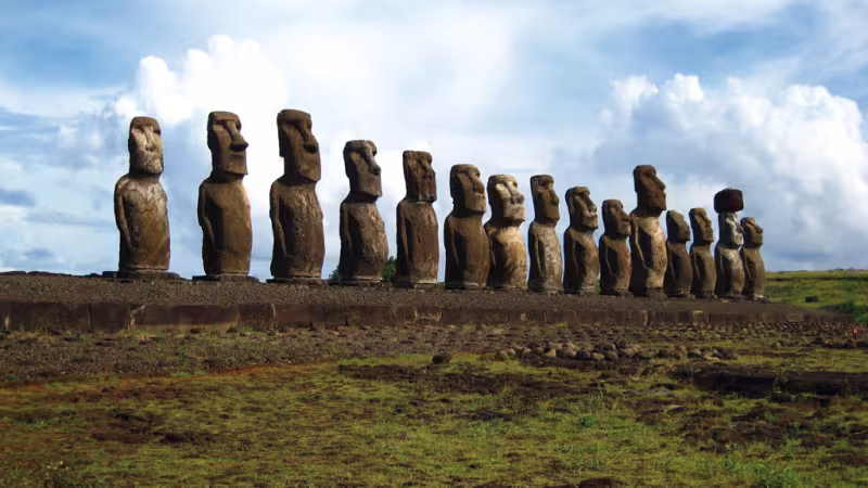 Sur le site de Tongariki, les 15 moaï, plus grand alignement de l'île.