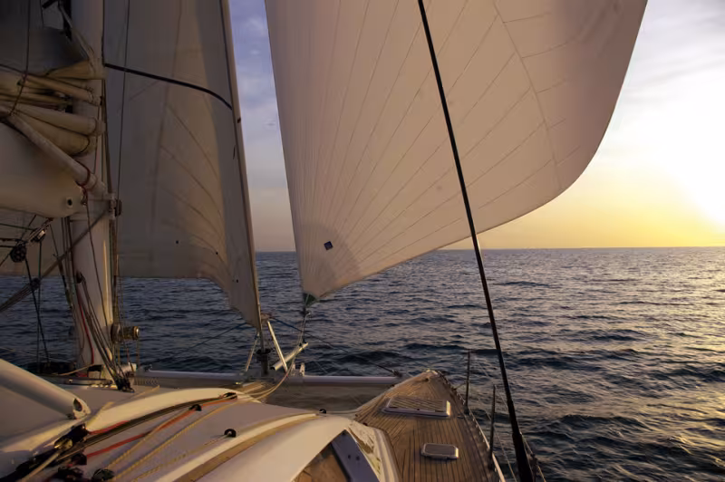 Au portant au milieu de l'Atlantique… Le moment magique du coucher de soleil !
