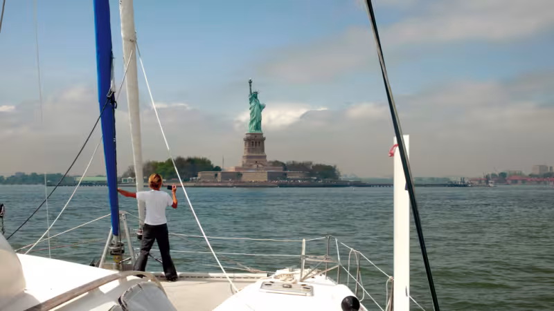 La photo devant la Statue de la Liberté : un des musts des souvenirs d'un tour du monde. Encore faut-il aller naviguer jusqu'à New York !