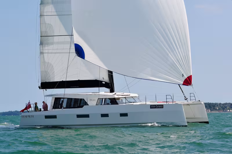 La vidéo de notre essai à bord du catamaran Broadblue Rapier 550