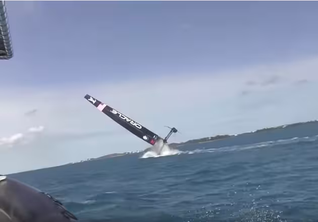 AC 45 : chavirage en direct à bord de Team USA