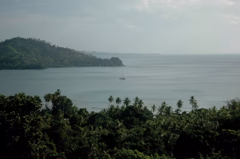 Jangada au mouillage dans l’immense lagon de Tagula Island, archipel des Louisiades.
