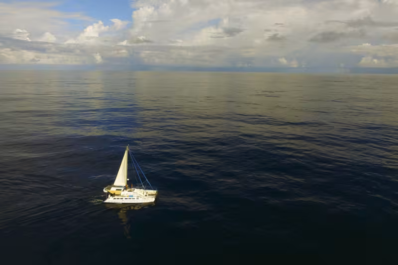 Après les Galapagos, le vent est tombé, les grains arrivent.
