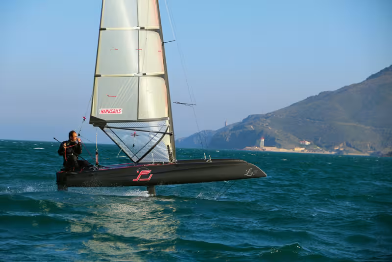L’iFly 15 est capable de tenir sur ses foils dès 10 nœuds de vent, et surprend par sa stabilité.