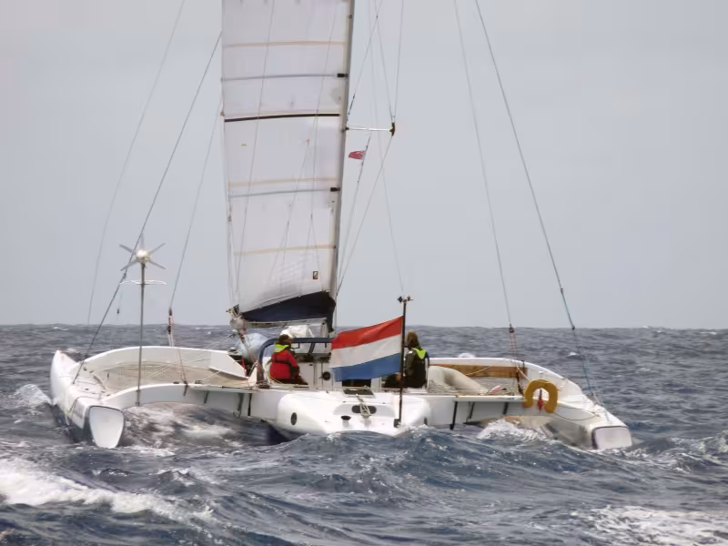 Selon le pavillon arboré sur son bateau, le navigateur préfére-t-il un mouillage plutôt qu'un autre ? C'est la théorie de Graham après ses nombreuses navigations !