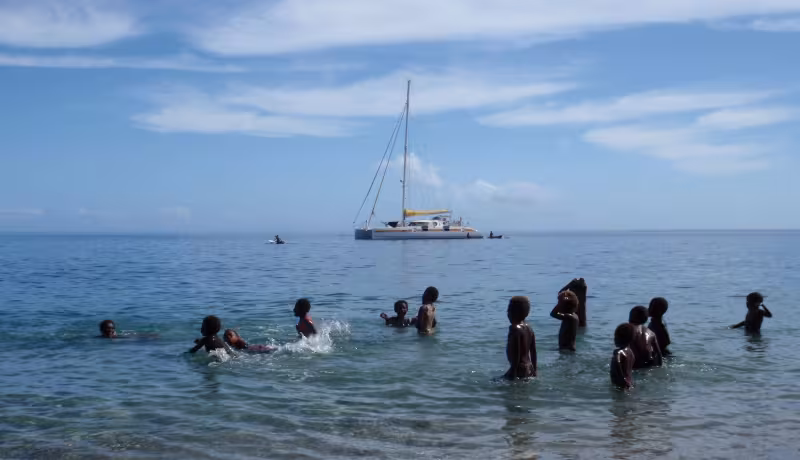 Jangada, au mouillage de Rangusuksu, Wali Bay, île de Pentecôte, Vanuatu