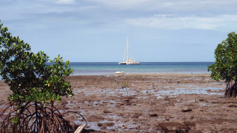 Jangada au mouillage de l’île Pana Wina, dans le grand lagon de Tagula, aux Louisiades