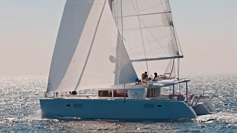 Large, haut et toilé, un catamaran peut impressionner. Pourtant, après quelques jours de formation, il est facile à manœuvrer… 