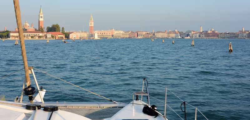 "Lady Roslyn", le Saba 50 de Catherine et Nic, est le no 1 de la série. Un des rares catamarans à pouvoir se vanter d'avoir été aussi près de la place Saint-Marc à Venise ! 