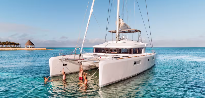 En famille, en couple ou avec des amis, le voyage en bateau permet de découvrir de nouveaux spots tous les jours. De quoi profiter à fond de la vie ! (Photo : Lagoon – Nicolas Claris)