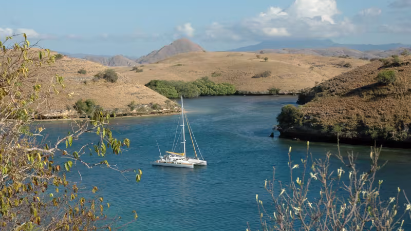 Jangada au mouillage dans l’archipel des îles de la Sonde…