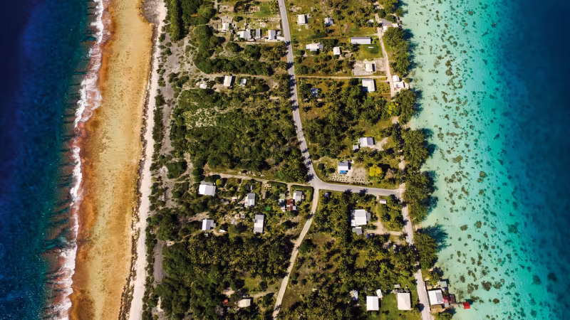 Environ 150 m de large pour 60 km de long, Fakarava s'étire dans une eau magnifique.