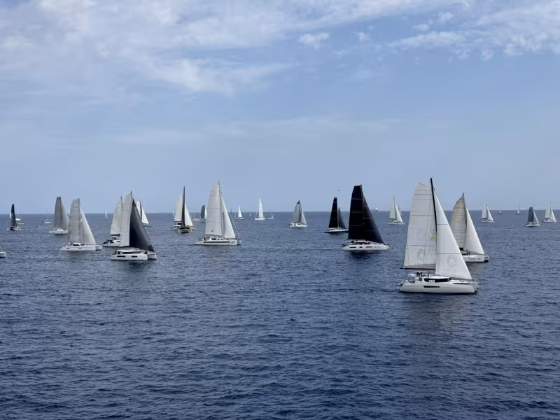 Si le départ a été lancé dans un vent erratique de sud-est, l’alizé a très rapidement pris la relève, évitant à la flotte de tirer des bords pour contourner l’île de Gran Canaria par le sud.