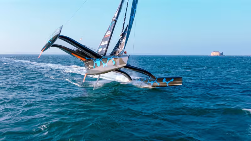 Au près, un léger lof évite de trop lever le  flotteur au vent tandis que le petit foil en C sous le vent parvient à faire cabrer un peu le trimaran, ce qui soulage la pression sur le gréement.