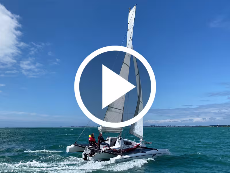 Astus 22.5 trimaran - Essai en baie de Quiberon - Multicoques Mag