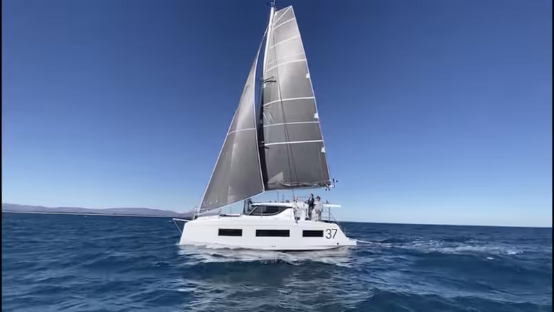 Aventura 37 catamaran - Teaser essai en mer - Multicoques Mag