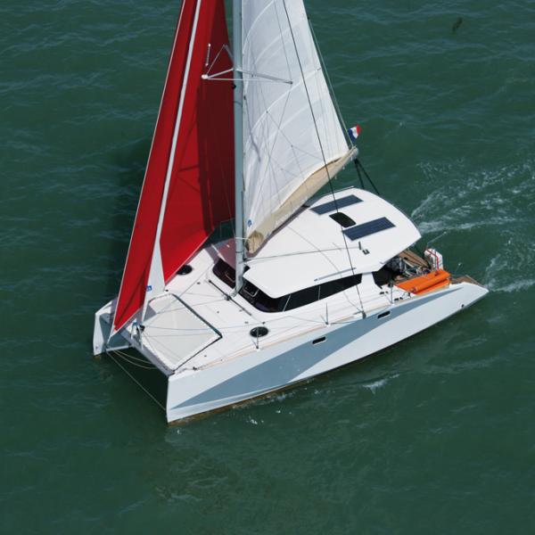 Boosté par son gennaker, le 33 fait grimper le speedo. Mais on ne peut pas utiliser la voile aux allures les plus près du vent.