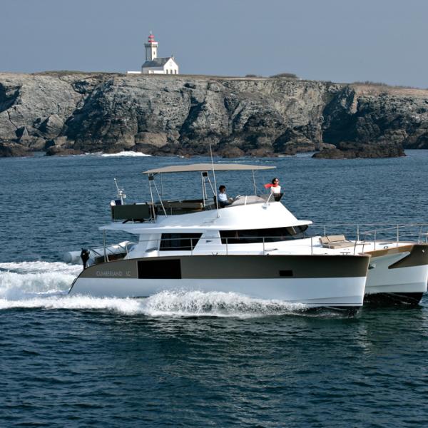 Cockpit arrière, avant ou flybridge, les surfaces dédiées au farniente ne manquent pas, en nav comme au mouillage….