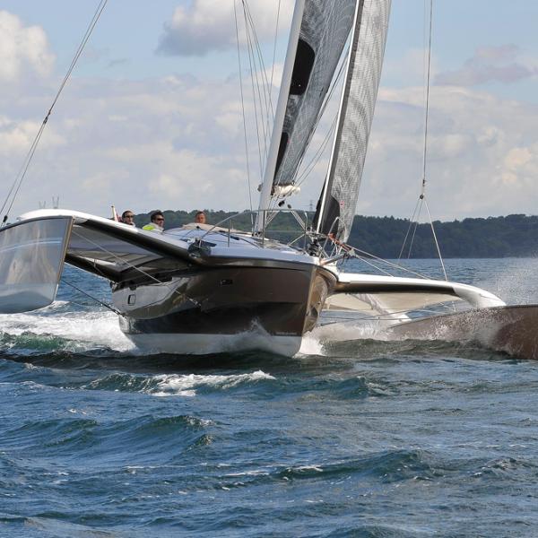 Full speed, sillages fumants, étraves moissonnant le spray à grands coups de surfs gourmands, voici le Dragonfly 32…