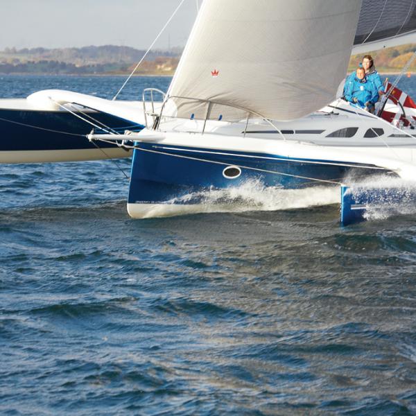 Début d'abattée en arrondi à 17nœuds, seuls les trimarans procurent ce genre de jubilation.
