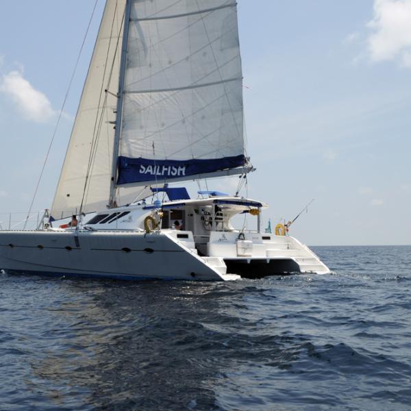 Un souffle d'air et nous voilà partis à la découverte des Maldives sur un 50 pieds particulièrement accueillant.