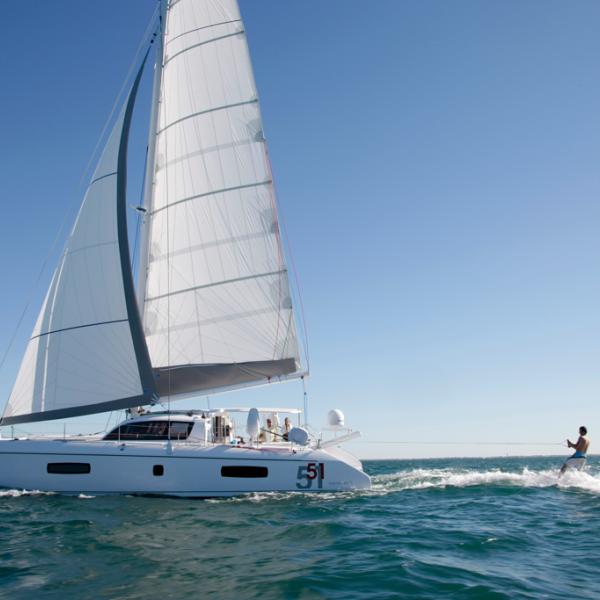 Plus besoin d'un moteur pour faire du wake : un Outremer 51' suffit !