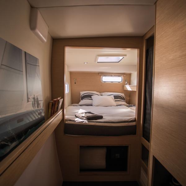 Le choix des matériaux (parements bois recomposés, vaigrages) génère une perception de qualité. L'entretien restera rationnel. Lumière et ventilation participent au confort.
