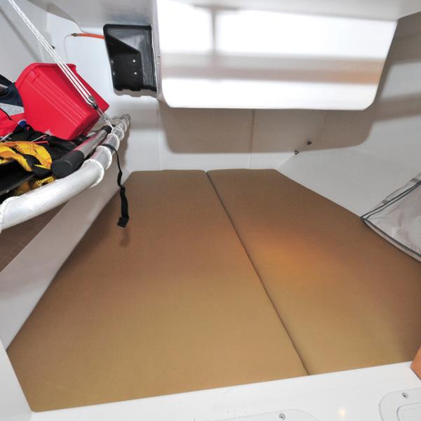 La couchette double arrière est large et aisément accessible par dégagement latéral de l'échelle de descente ; bien vue, la bannette repliable de rangement cargo !