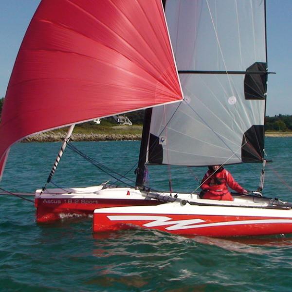 Cette version Sport, avec ses voiles Mylar de plus grande surface, démarre dès les premières risées.