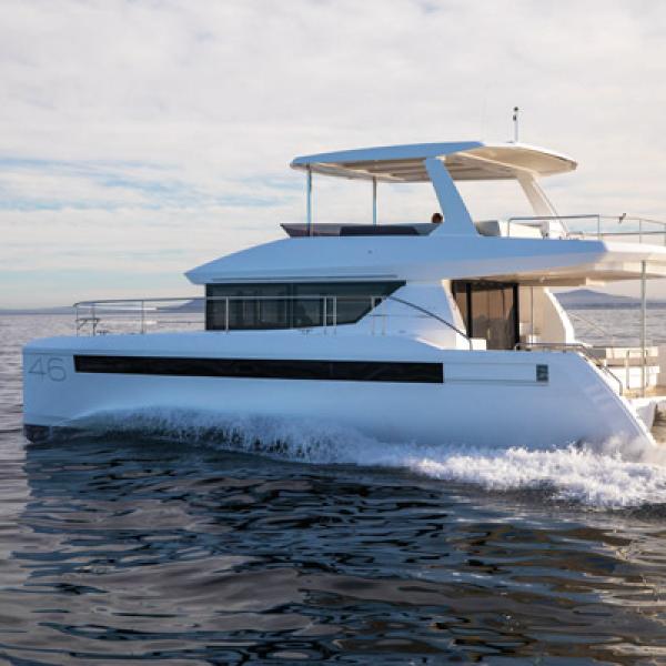 Le Leopard 46 PC affiche un design résolument moderne, et finalement assez proche de l’univers des motoryachts à une seule coque.