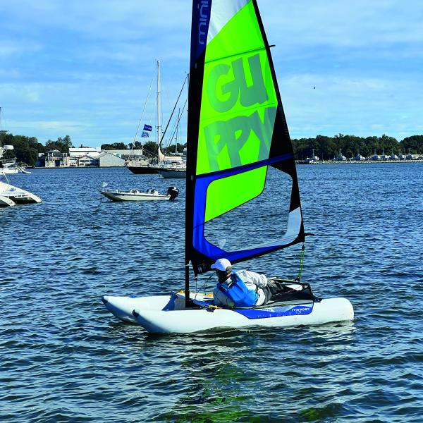 Avec ses couleurs acidulées, ses gros flotteurs et sa grand-voile, le MiniCat Guppy offre l’allure d’un gros jouet.