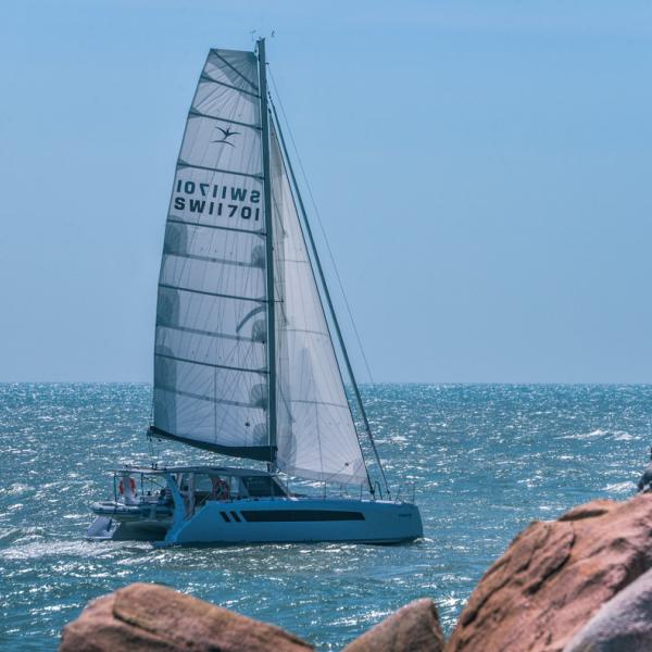 Le Seawind 1170 est présenté comme un catamaran de croisière hauturière compact. Un défi qu’il relève facilement du haut de ses 39 pieds.
