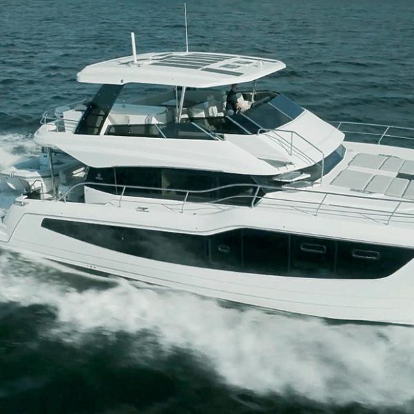 L’Aquila 50 Yacht est signé par le cabinet J&J Design, et marque une évolution assez nette du style Aquila : la ligne de pont du 50 Yacht est beaucoup plus haute que sur les modèles précédents, notamment sur l’avant.