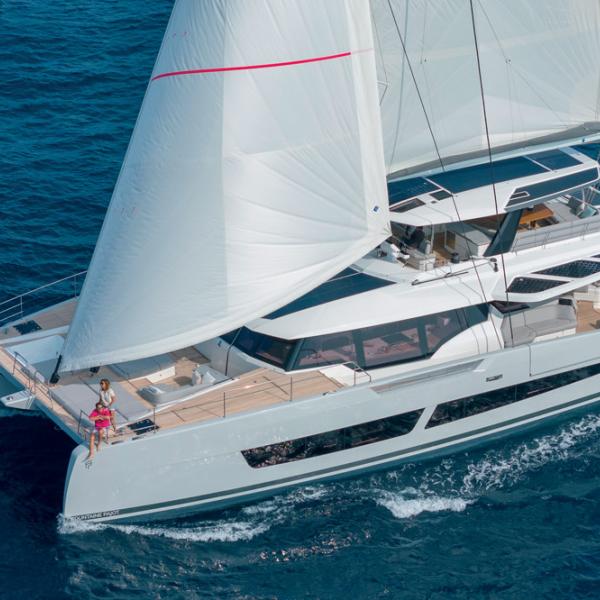 Avec son jeu de voiles Incidence en Hydranet ZZ  et son enrouleur hydraulique Profurl, le  Thira 80 se donne les moyens d’avaler les milles sans solliciter ses moteurs.