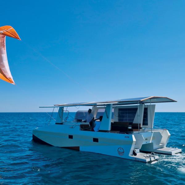 Le Millikan M.9, ici en cours d’essai avec une voile LibertyKite de 10 m2, est l’un des tout premiers multicoques qui s’émancipent totalement d’énergie fossile pour fonctionner.