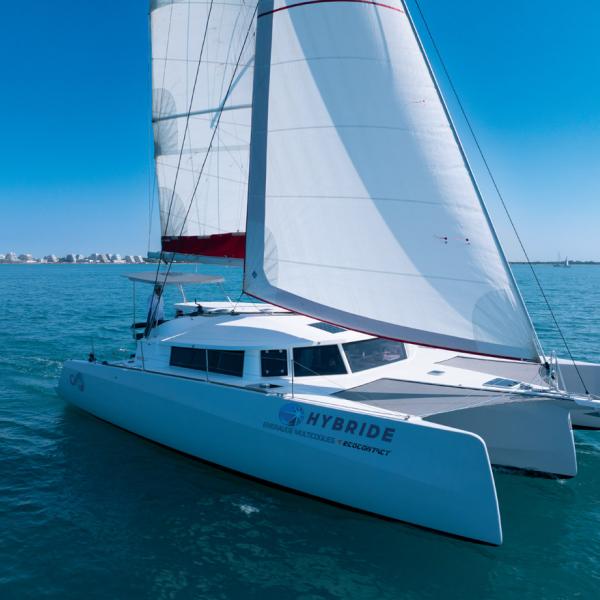 Ce Neel 43 Hybride n’est pas proposé par le constructeur de trimarans rochelais, mais par Emeraude Multicoques, un intégrateur implanté à La Grande-Motte, Port Leucate et Canet-en-Roussillon.