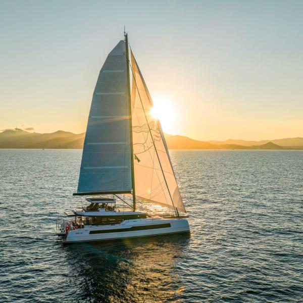 8 nœuds de vent réel : sous Code 0,  le MC68 se déhale à la vitesse du vent ;  le catamaran est capable de tenir de belles moyennes dès 7 nœuds de vent  et ce sans l’aide de ses moteurs.