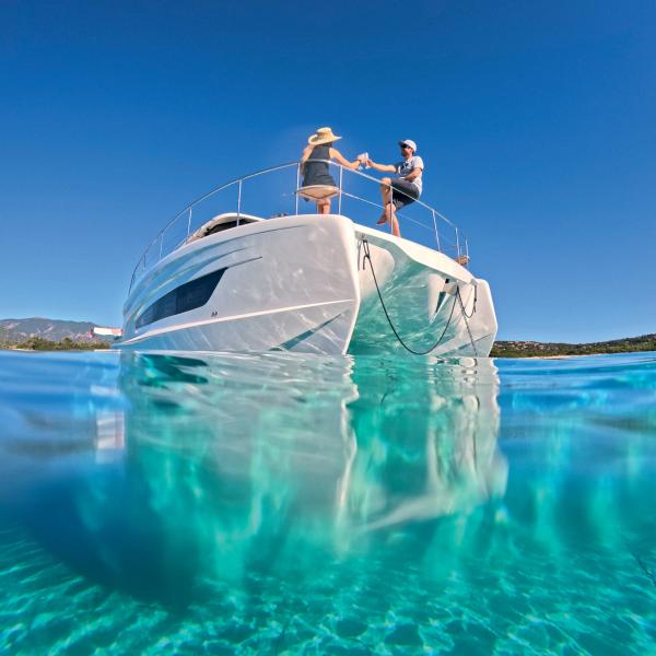 L’aventura 38 Sedan au mouillage devant la plage de Saint-Cyrien, au nord de Porto-Vecchio.  