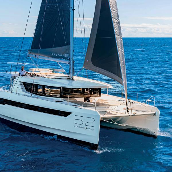 Sur le plan du design, le Leopard 52 reprend les grandes lignes de ses prédécesseurs, avec toutefois quelques touches de modernité en plus.