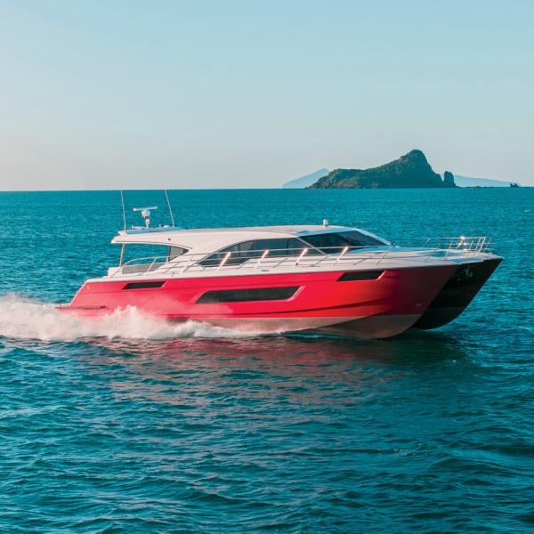 Le Voodoo XF75, construit en Nouvelle-Zélande,  combine une structure composite légère et des foils innovants pour proposer un powercat confortable et performant sur de longues distances.
