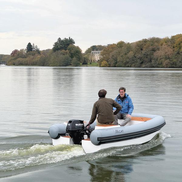L’AXCat 350 est une annexe avec une coque rigide catamaran surmontée de boudins gonflables.