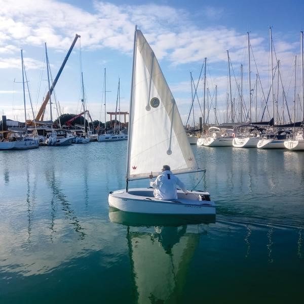 Le plan de voilure cat-boat offre d’étonnantes possibilités de vitesse et de maniabilité.