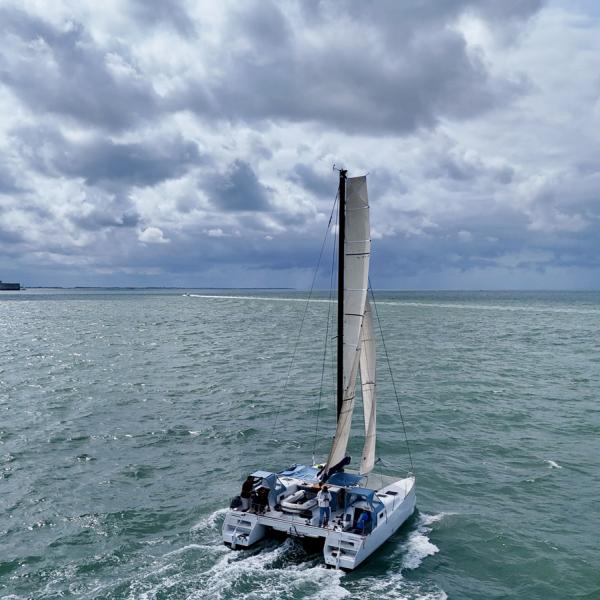 Cette vue montre bien le volume important offert par les coques. Notez que le cockpit central est si vaste qu’il peut embarquer sans peine l’annexe !