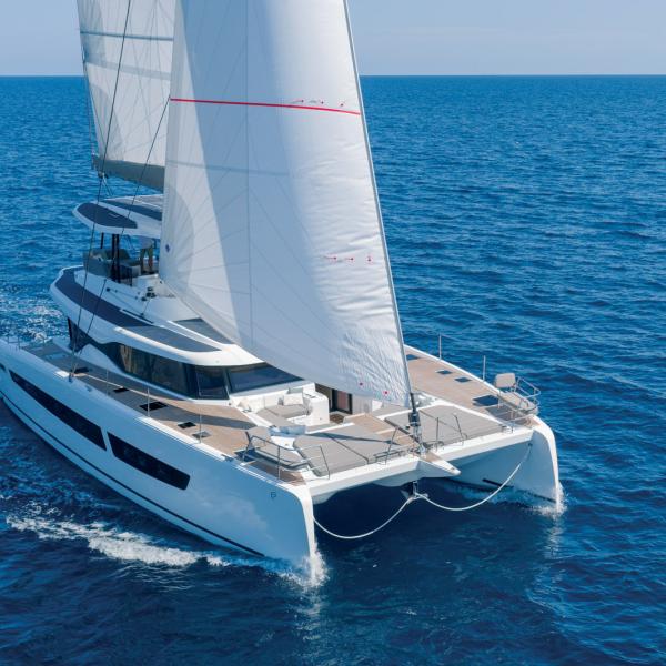 Malgré son imposant flybridge et ses 32,1 t de déplacement lège annoncées, le FP55 conserve une silhouette étonnamment équilibrée. Le cabinet Berret-Racoupeau est parvenu à intégrer volume XXL et élégance.