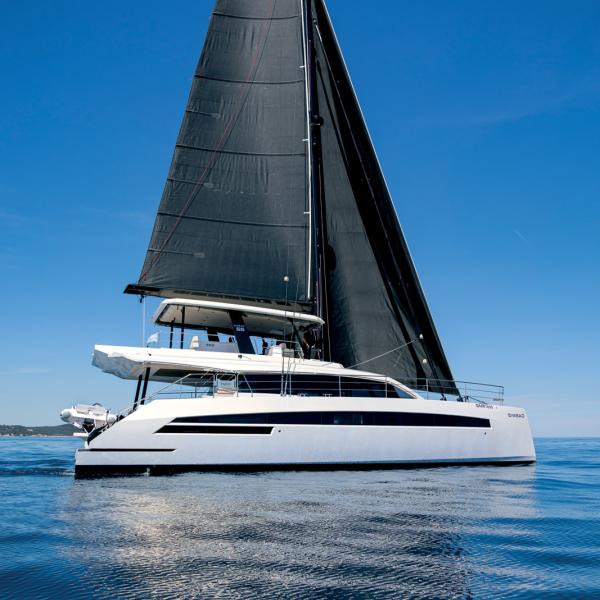 Cette coque #1 est une Legend, la version la plus équipée du Simbad 55 : gréement carbone, voiles Carbon Technora, 2 × 150 ch, 3,15 kWc de solaire  et une impressionnante panoplie d’équipements destinés à faciliter  aussi bien la navigation que l