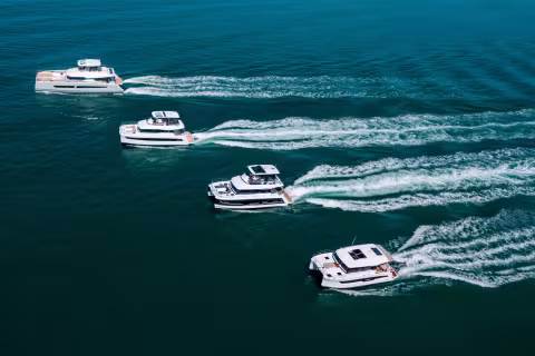 Dans la gamme powercat de Fountaine Pajot, les MY 4S, 5 et 6 sont équipés de moteurs à pods IPS Volvo mais le Power 67,  tout comme son grand frère le 80 (non présent sur cette photo de famille), reste fidèle à la ligne d’arbre.